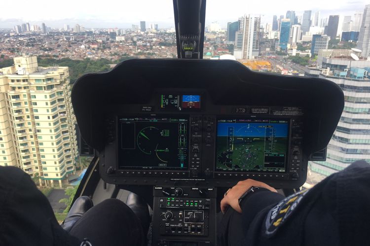 Interior helikopter dari Helicity saat penerbangan keliling Kota Jakarta, Jumat (22/12/2017).