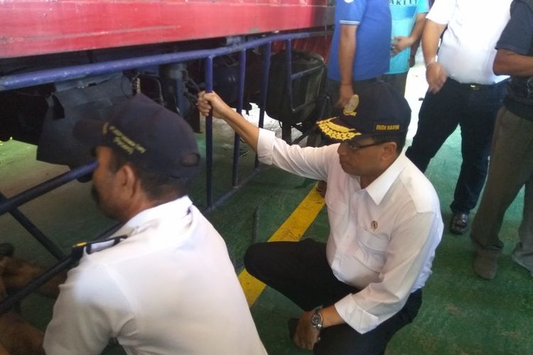 Menteri Perhubungan Budi Karya Sumadi tengah memantau petugas operator penyeberangan di Pelabuhan Labuan Bajo memasang lashing atau tali pengikat kendaraan, Jumat (22/12/2017).