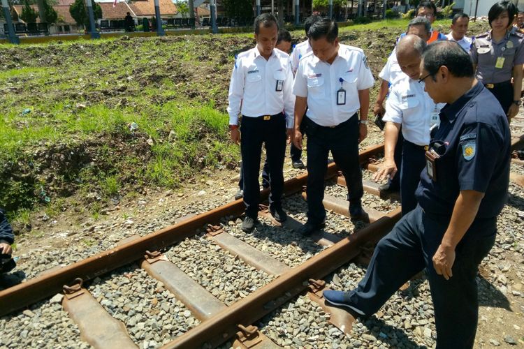 Direktur Utama PT KAI Edi Sukmoro tengah memeriksa jalur di Stasiun Kiaracondong, Kota Bandung, Sabtu (23/12/2017). Edi Menjelaskan bahwa Daop 2 Bandung merupakan daerah operasi yang memiliki jalur kereta terawan,  terdeteksi ada sekira 47 titik rawan. 