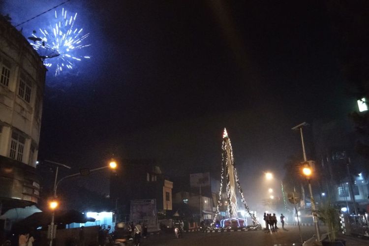 Warga Kota Ambon menyambut Natal dengan menyalakan berbagai jenis kembang api, Minggu (24/12/2017)