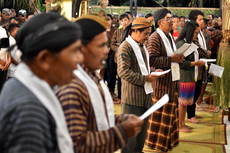 Sejumlah umat Katolik berdoa dalam salah satu prosesi Misa Malam Natal di Gereja Santa Perawan Maria, Sadang, Jambu, Kabupaten Semarang, Jawa Tengah, Minggu (24/12/2017) malam. Ibadah Misa Malam Natal di gereja setempat dilakukan dengan nuansa tradisi Jawa bertema Mujudken Karahayonan Sang Kristus Kanthi Gesangaken Semangat Pacasila.