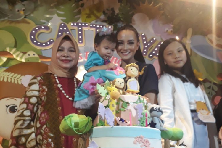 Ririn Ekawati bersama ibu dan adiknya, Rini Yulianti, berfoto bersama pada perayaan ulang tahun putrinya, Abigail Cattleya Putri, di Plaza Senayan, Minggu (25/12/2017).