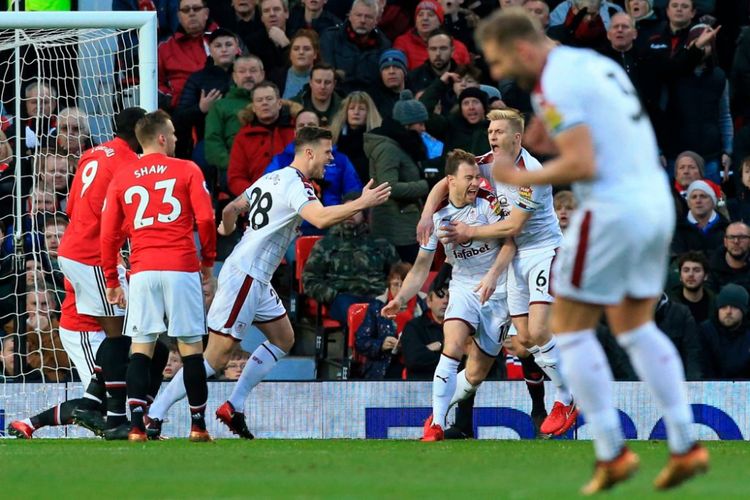 Para pemain Burnley merayakan gol yang dicetak Ashley Barnes ke gawang Manchester United pada lanjutan laga Liga Inggris, Selasa (26/12/2017).