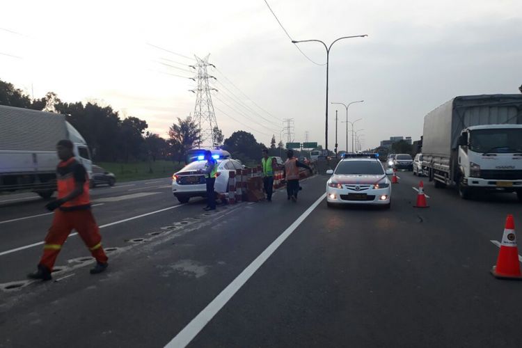 Pemberlakuan contra flow di Tol Cikampek arah Jakarta karena kepadatan arus lalu lintas, Selasa (26/12/2017).