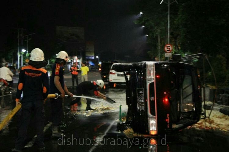 Pikap Suzuki Carry yang terguling setelah terlibat dalam kecelakaan yang terjadi di Jalan Ahmad Yani, tepatnya tak jauh dari Taman Pelangi, Surabaya pada Sabtu (23/12/2017) 