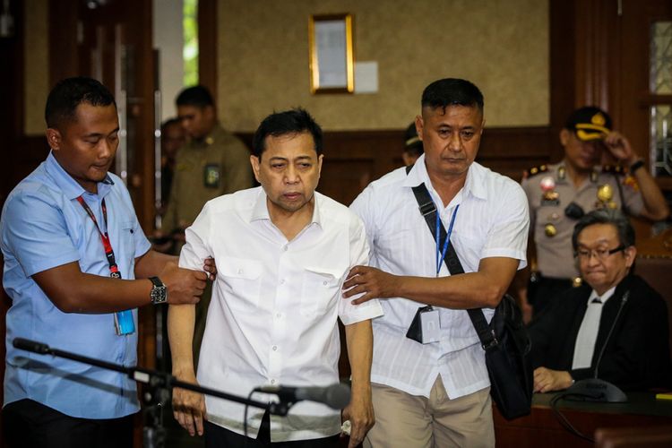 Tersangka kasus korupsi proyek e-KTP, Setya Novanto memasuki ruang sidang di Gedung Pengadilan Tipikor, Jakarta, Rabu (13/12/2017). Setya Novanto akan menghadapi sidang pembacaan dakwaan oleh jaksa penuntut umum.