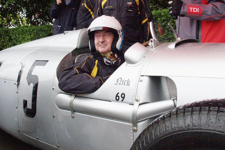 Drumer Pink Floyd, Nick Mason, sedang bersiap di atas mobil klasik pra-Perang Dunia II, Auto Union, dalam ajang hill climb di Goodwood Festival of Speed, 24 Juni 2007. (AFP Photo/Max Nash) / AFP PHOTO / MAX NASH