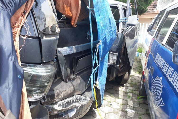 Mobil Toyota Fortuner nopol N 1251 BX milik Wakapolres Malang Kota Kompol Nandu Dyananta setelah terlibat kecelakaan dan menewaskan dua korban di Jalan Raya Jatiguwi, Kecamatan Sumberpucung, Kabupaten Malang, Rabu (27/12/2017)
