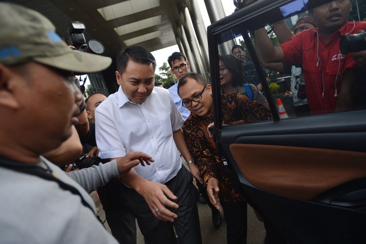 Anggota Komisi I DPR Fraksi Partai Golkar Fayakhun Andriadi bergegas menuju mobil seusai menjalani pemeriksaan di gedung KPK Jakarta, Rabu (27/12). Fayakhun diperiksa sebagai saksi dalam penyelidikan dugaan korupsi anggaran pengadaan alat satelit monitoring di Bakamla. ANTARA FOTO/Wahyu Putro A/nz/17