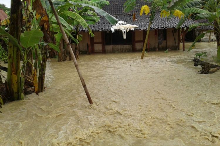 Banjir merendam permukiman di Kecamatan Karangrayung, Kabupaten Grobogan, Jawa Tengah, Kamis (28/12/2017) pagi.