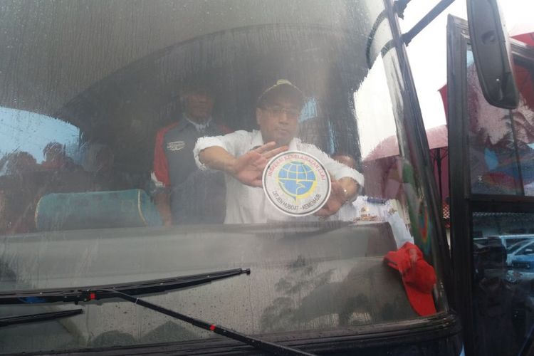 Menteri Perhubungan Budi Karya Sumadi, Sabtu (30/12/2017)  melakukan pemeriksaan kelaikan (ramp check) bus pariwisata di tempat ramp check sementara, Jalan Magelang-Yogyakarta. 