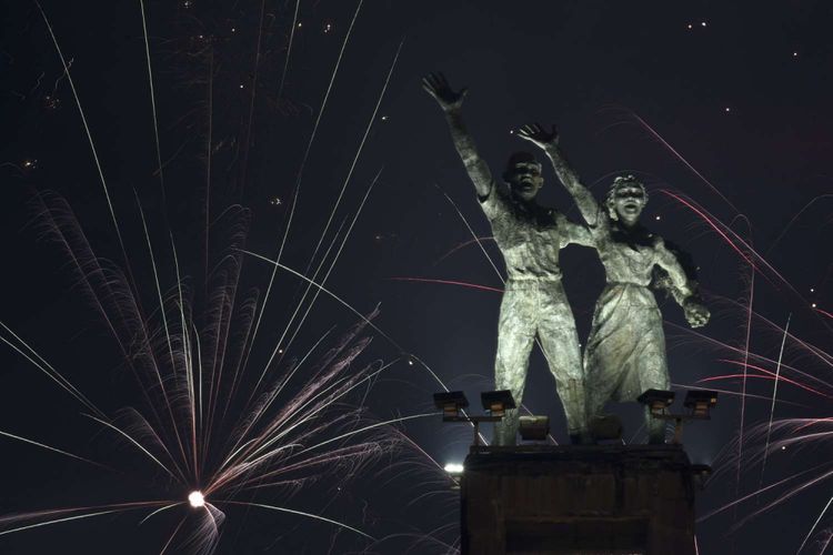 Suasana pesta kembang api saat malam tahun baru 2018 di kawasan Bundaran HI, Jakarta, Senin (1/1/2018). Sejumlah warga ibukota dan sekitarnya memadati kawasan itu untuk merayakan malam pergantian tahun 2017 ke 2018.