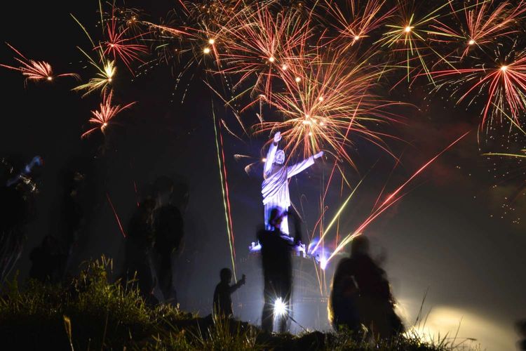 Suasana pesta kembang api pada perayaan malam tahun baru 2018 di Monumen Patung Yesus, Puncak Burake, Makale, Tana Toraja, Sulawesi Selatan.