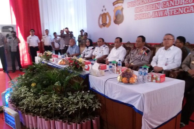 Menteri Perhubungan Budi Karya Sumadi meninjau arus mudik dan balik libur Natal dan Tahun Baru 2018 di tol Brebes Timur. 