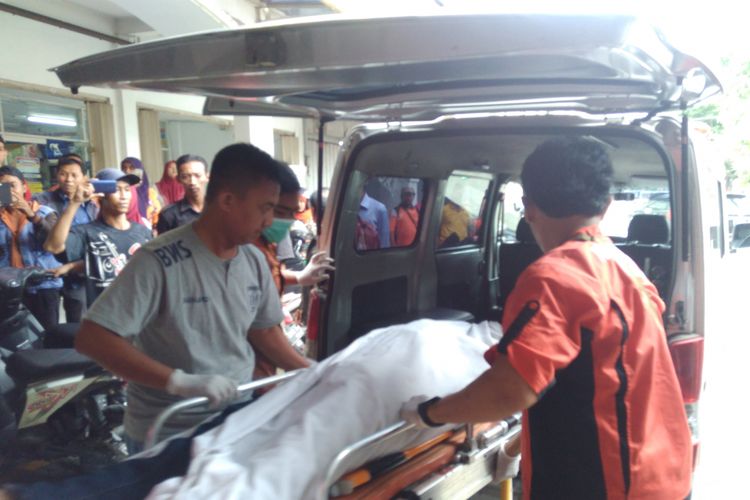 Jenazah Wanto yang meninggal dunia, saat dievakuasi petugas menuju ambulance.