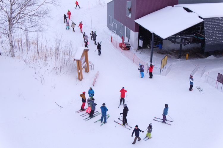 Tamu Club Med Tomamu bersiap untuk main ski.