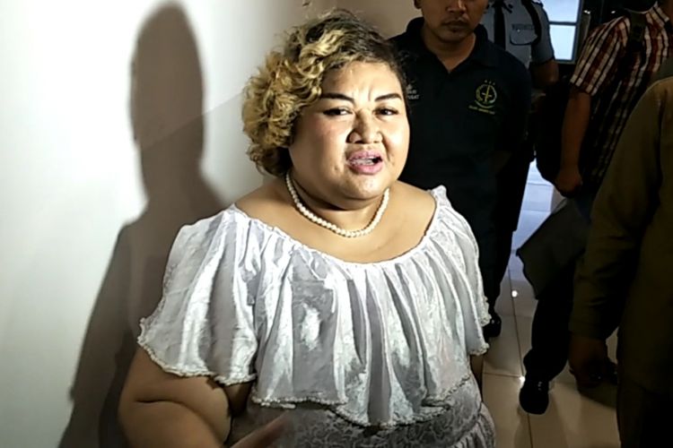 Pretty Asmara saat menanti sidang kasus dugaan penyalahgunaan narkotika di Pengadilan Negeri Jakarta Pusat, Rabu (3/1/2018). 