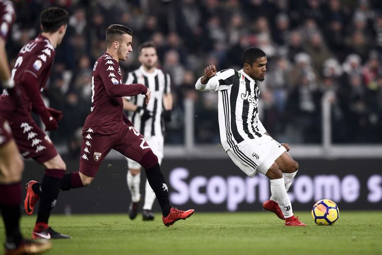 Gelandang Juventus, Douglas Costa, tampil pada laga perempat final Coppa Italia melawan Torino, di Allianz Stadium, Rabu (3/1/2018) waktu setempat.