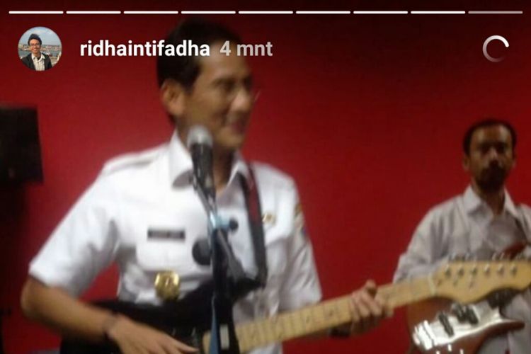 Rabu (3/1/2018) sore, insta story dalam akun instagram seorang staf humas DKI @ridhaintifadha menunjukkan Wakil Gubernur DKI Jakarta, Sandiaga Uno tengah bernyanyi dan memainkan gitar.