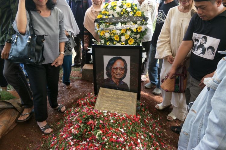 Pemakaman Yon Koeswoyo di TPU Tanah Kusir, Jakarta Selatan, Sabtu (6/1/2018).