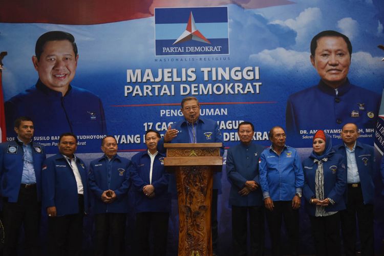 Ketua Umum Partai Demokrat Susilo Bambang Yudhoyono (tengah) menyampaikan keterangan terkait penetapan pasangan bakal calon gubernur dan wakil gubernur yang diusung partainya di Jakarta, Minggu (7/1). Partai Demokrat secara resmi mengumumkan 17 pasangan bakal cagub-cawagub dalam pilkada 2018 dimana 14 orang dari 17 pasangan tersebut merupakan kadernya. ANTARA FOTO/Akbar Nugroho Gumay/aww/18.