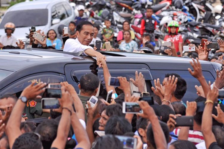 Presiden Joko Widodo bersalaman dengan warga saat kunjungan kerja di Rote Ndao, Nusa Tenggara Timur, Senin (8/1/2018).