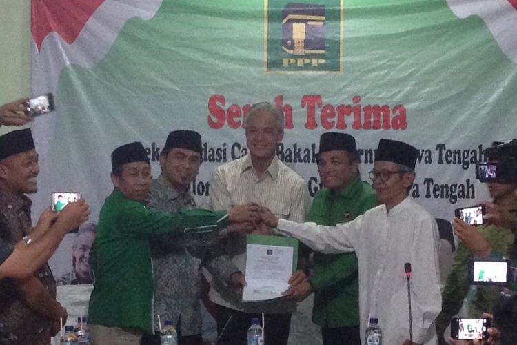 Ganjar Pranowo menerima surat resmi dari PPP terkait pengusungan dirinya di Pilkada Jateng 2018, Senin (8/1/2018) malam.