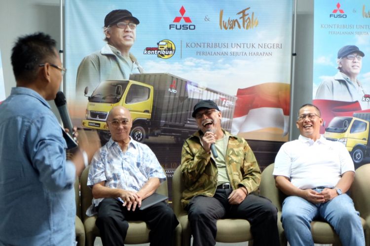 Iwan Fals berbincang dengan Sopir Truk di Surabaya