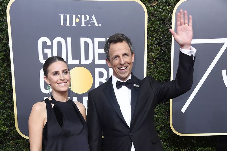 Pembawa acara Seth Meyers dan istri, Alexi Ashe Meyers, tiba di karpet merah Golden Globes Awards 2018 di The Beverly Hilton, Beverly Hills, California, Minggu (7/1/2018).  