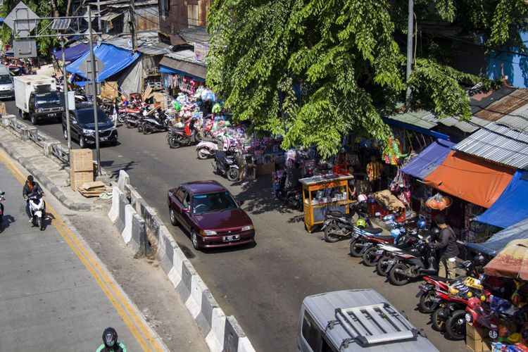 Suasana aktivitas Pasar Gembrong, di Jakarta, Selasa (9/1/2018). Pemerintah Provinsi DKI Jakarta akan merelokasi para pedagang di kawasan Pasar Gembrong terkait proyek pembangunan proyek tol Becakayu di kawasan itu.