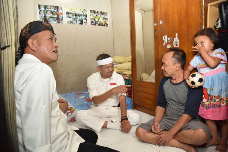 Ketua DPD Partai Golkar Jawa Barat yang juga bakal calon wakil gubernur Jawa Barat Dedi Mulyadi sempat-sempatnya melakukan kunjungan ke rumah warga miskin di sekitar Stadion Sidolig, Kota Bandung