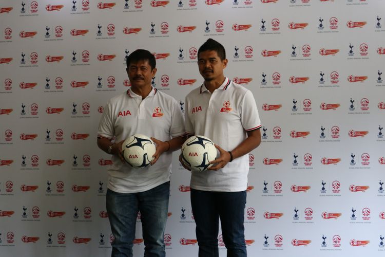 Pelatih Indra Sjafri dan pesepak bola Bambang Pamungkas dalam acara konferensi pers AIA Championship 2018 di Hotel Atlet Century Park, Jakarta, Selasa (9/1/2018).