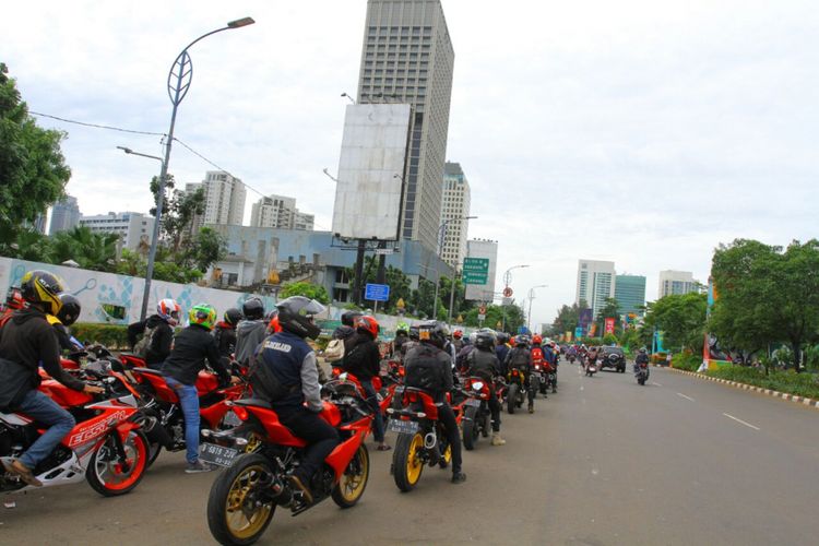 Komunitas para pemilik sepeda motor Suzuki GSX 150cc, GSX Community Nusantara, melakukan Sunmori (Sunday morning ride) perdana tahun ini, Minggu (7/1/2018).