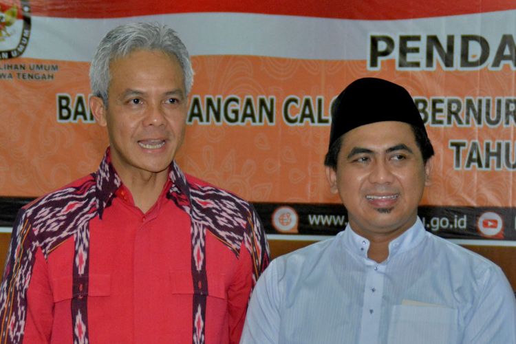 Bakal cagub-cawagub Jawa Tengah Ganjar Pranowo (kiri) dan Taj Yasin (kanan) berfoto usai mendaftar sebagai cagub-cawagub di Kantor KPU Jateng, di Semarang, Jawa Tengah, Selasa (9/1/2018). Ganjar Pranowo dan Taj Yasin diusung partai PDI Perjuangan, PPP, Nasdem dan Demokrat.