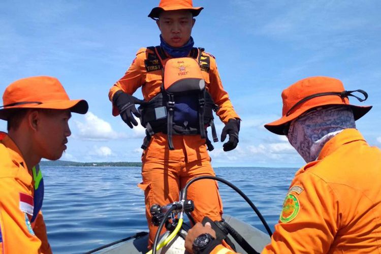 Personel Basarnas Manado sedang melakukan operasi SAR pencarian nelayan yang hilang di Togkaina, Manado, Rabu (10/1/2018).