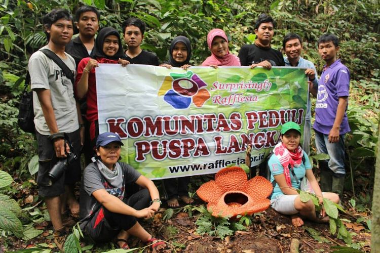Komunitas Peduli Puspa Langka (KPPL) Bengkulu setelah melakukan pencarian dan pendataan bunga-bunga rafflesia yang mekar.