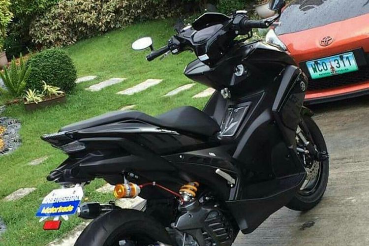 Sebuah Yamaha Aerox yang sudah dimodifikasi menjadi monoshock.