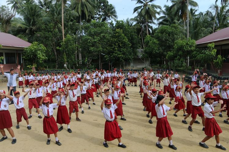 Puluhan siswa SD Negeri 071208 Barawanu menampilkan Tari Maena, di halaman sekolah mereka, Desa Siwalubanua, Nias Selatan, Sumatra Utara, Selasa (12/12/2017). Menteri Keuangan Sri Mulyani Indrawati meminta agar anggaran pendidikan tak asal dihabiskan.