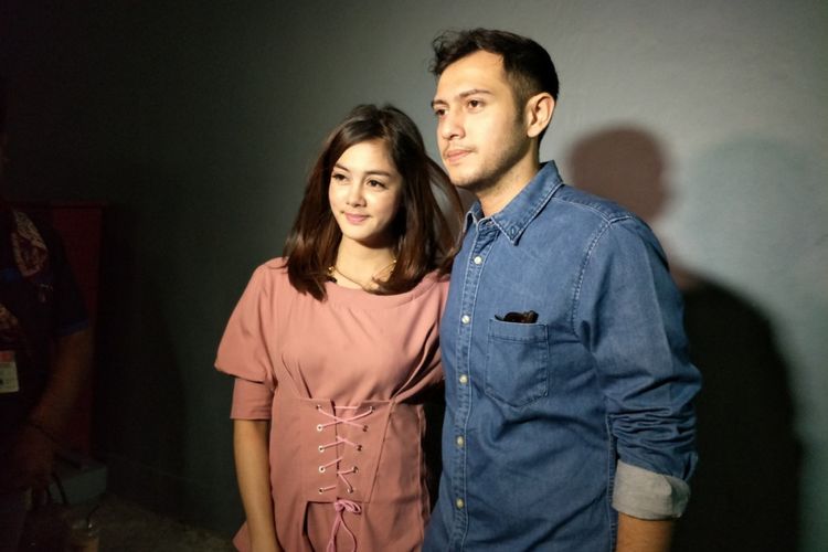 Rifky Balweel dan istrinya, Biby Alraen, dalam wawancara di Studio TransTV, Mampang, Jakarta Selatan, Kamis (11/1/2018) malam.