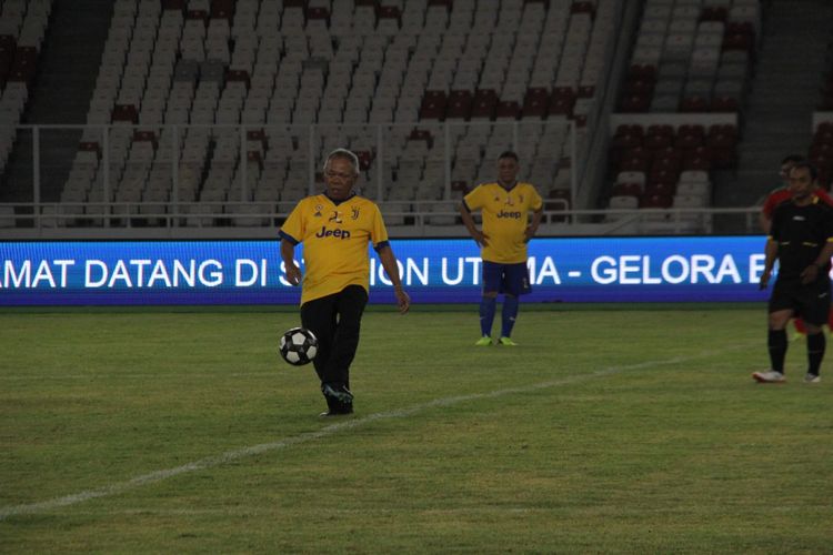 Menteri PUPR Basuki Hadimuljono saat menjajal rumput lapangan Stadion Utama Gelora Bung Karno, Kamis (11/1/2018).