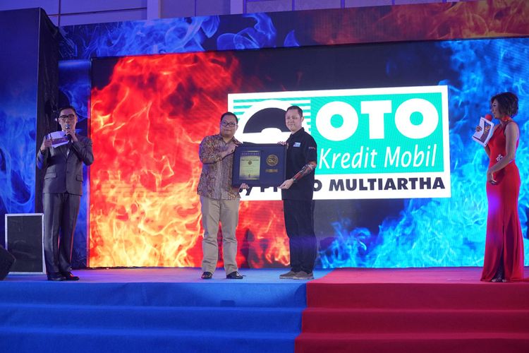 Rekor Otomotif Indonesia (ROI) memberikan penghargaan resmi buat Oto Multiartha dengan gelar ?Pengecatan ?Freehand? di atas Satu Unit Mobil dengan Peserta Terbanyak (125 orang)?. Mobil yang digunakan Porsche Boxter. 