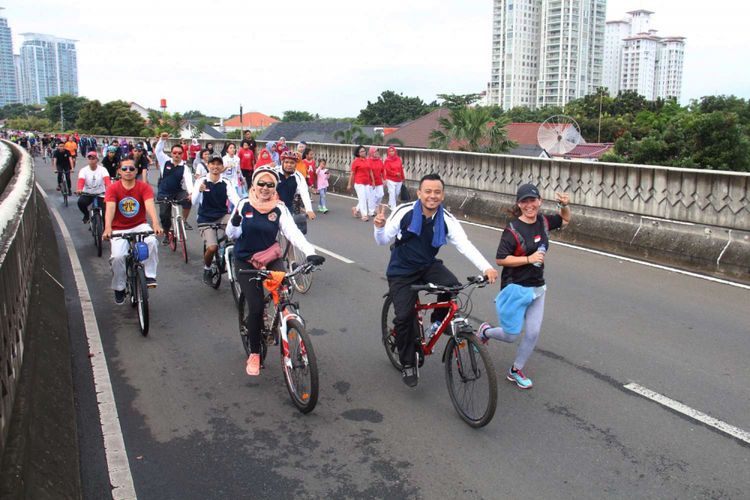 Suasana hari bebas kendaraan bermotor atau car free day (CFD) di jalan layang non tol (JLNT) Antasari, Jakarta, Minggu (14/01/2018). Kegiatan yang dinamakan Antasari Sky Sports ini berlangsung pada pukul 06.00-10.00 WIB.