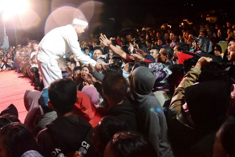 Calon Wakil Gubernur Jabar Dedi Mulyadi, menggelar pentas seni di acara Harlah desa bersejarah di Desa Gunung Leutik, Kecamatan Ciparay, Kabupaten Bandung, Sabtu (13/1/2018) malam. 