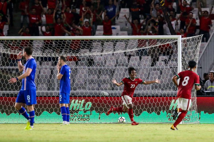 Pemain timnas Indonesia, Ilham Udin merayakan golnya saat pertandingan persahabatan Indonesia melawan Islandia di Stadion Gelora Bung Karno, Jakarta, Minggu (14/1/2018). Indonesia kalah 1-4 melawan Islandia.