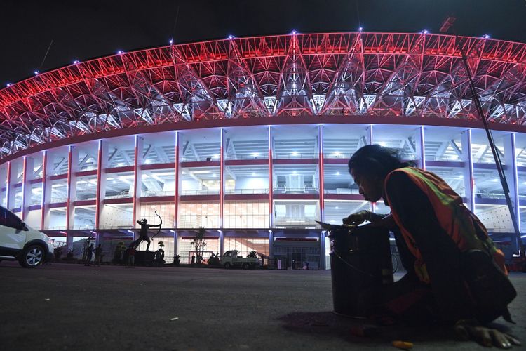 Seorang pekerja menyantap nasi bungkus usai bekerja di Stadion Utama Gelora Bung Karno, Jakarta, Sabtu (13/1) malam. Renovasi stadion yang menelan biaya sebesar Rp769 miliar tersebut telah selesai dan rencananya akan diresmikan Presiden Joko Widodo pada Minggu (14/1) petang sesaat sebelum dipergunakan untuk pertandingan antara Timnas Indonesia melawan Timnas Islandia. ANTARA FOTO/Sigid Kurniawan/pd/18.