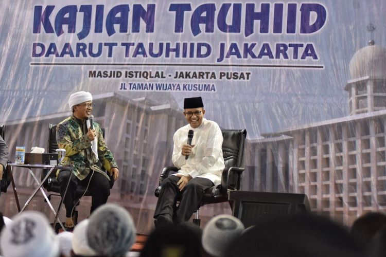 Anies Baswedan dan Aa Gym berada satu oanggung di acara yang diselenggarakan Yayasan Daarut Tauhid Jakarta di Masjid Istiqlal Minggu (14/1/2018)