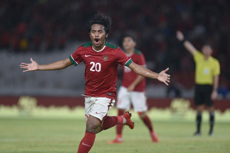 Pemain Timnas Indonesia Ilham Udin Armain merayakan gol yang dicetaknya ke gawang Islandia dalam pertandingan persahabatan di Stadion Utama Gelora Bung Karno, Jakarta, Minggu (14/1).