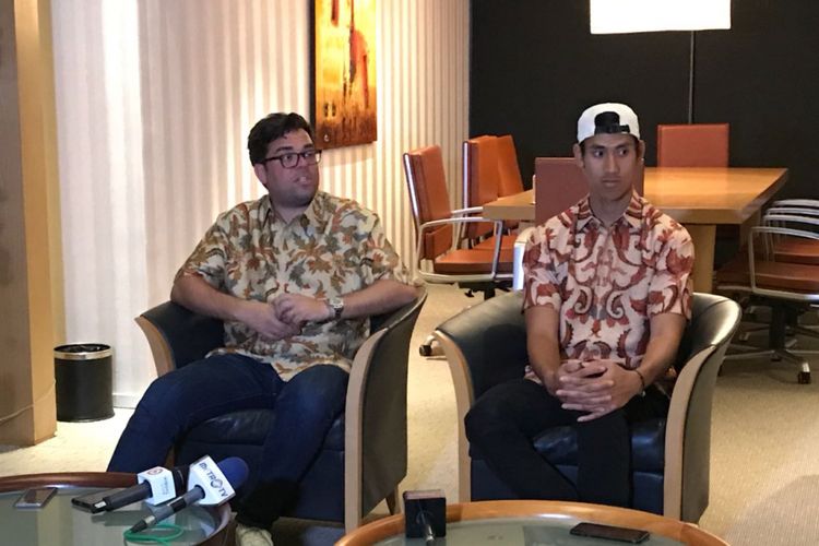 Pebalap Indonesia, Sean Gelael (kanan), dan Team Principal Prema Racing, Rene Rosin, menghadiri sesi konferensi pers di Jakarta, Senin (15/1/2018).