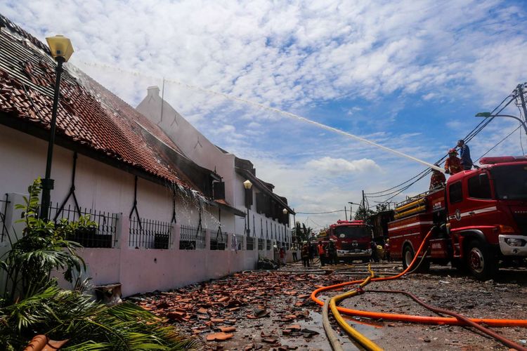 Petugas pemadam kebakaran memadamkan sisa api di Gedung Museum Bahari, Jalan Pasar Ikan, Penjaringan, Jakarta Utara, Selasa (16/1/2018). Kebakaran yang terjadi di Museum Bahari mengakibatkan koleksi miniatur model dan alat-alat navigasi bersejarah hangus terbakar dan sebanyak 16 unit mobil pemadam kebakaran yang berasal dari Damkar Jakarta Utara dan Jakarta Barat tiba untuk memadamkan api.