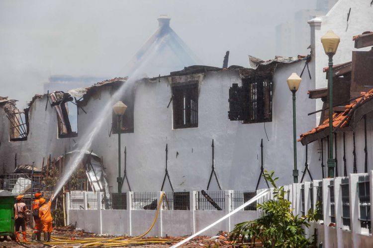 Petugas pemadam kebakaran memadamkan sisa api di Gedung Museum Bahari, Jalan Pasar Ikan, Penjaringan, Jakarta Utara, Selasa (16/1/2018). Kebakaran yang terjadi di Museum Bahari mengakibatkan koleksi miniatur model dan alat-alat navigasi bersejarah hangus terbakar dan sebanyak 16 unit mobil pemadam kebakaran yang berasal dari Damkar Jakarta Utara dan Jakarta Barat tiba untuk memadamkan api.